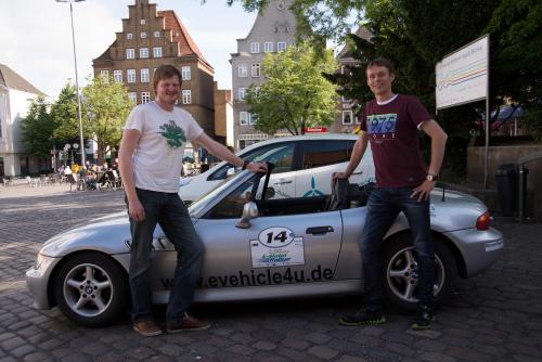 Hanno Hinrichsen und Heino De Riese im BMW Z3 electric