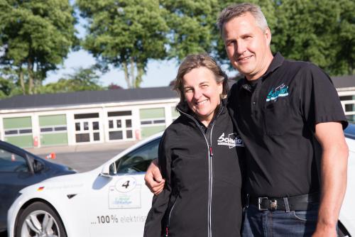Birgit und Ralf Schmidt im Tesla Model S