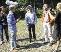 Szenenbesprechung beim Dreh in Einfeld (von links): Mateusz Turzynski (Ton), Regisseur Marc Schulz, die Schauspieler Moritz Wandl und Jörgen Oerter sowie Kameramann Lasse Bruhn erarbeiten, wie es weitergehen soll.