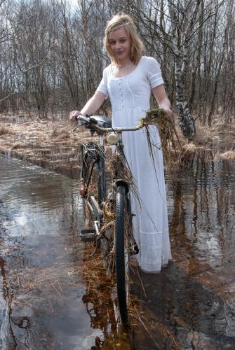 Hilde (Johanna Schulz) zieht ihr Fahrrad aus dem Sumpf