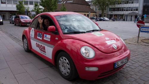 Michael Haberstroh-Andresen und Michael Sawitsch im selbstumgebauten Volkswagen E-Beetle