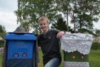 Marc und die Mülltonnen aus "Frames of a Land" vor der Kirche in Einfeld
