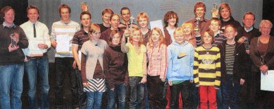 Nach der Veranstaltung zeigten sich alle Preisträger gemeinsam auf der Theaterbühne.