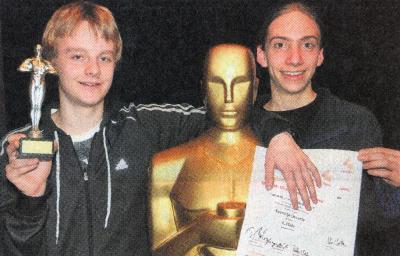 Über ihren ersten MA-HSH-„Oscar“ freuten sich Schüler Marc Schulz und Lasse Bruhn (rechts), die schon ihr nächstes Filmprojekt anvisieren.