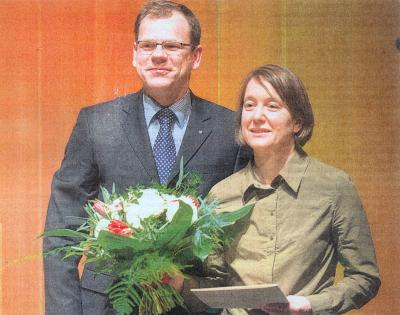 Ehrung des 15. Fallada-Preisträgers: Oberbürgermeister Olaf Tauras überreichte die Urkunde an Kathrin Passig, die als Vertraute des schwer erkrankten Schriftstellers Wolfgang Herrndorf nach Neumünster gekommen war.