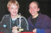 Marc Schulz und Lasse Bruhn (rechts) aus Neumünster präsentieren stolz ihre Trophäe für den zweiten Online-Förderpreis. Marc Schulz und Lasse Bruhn (rechts) aus Neumünster präsentieren stolz ihre Trophäe für den zweiten Online-Förderpreis.