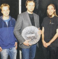 Auch der Film „Friedhelm erbt“ von Marc Schulz (links) und Lasse Bruhn (rechts) aus Neumünster wurde im Rahmen der „Kurzfilmrolle“ gezeigt. Programmleiter Claus Oppermann moderierte die Veranstaltung gekonnt. Auch der Film „Friedhelm erbt“ von Marc Schulz (links) und Lasse Bruhn (rechts) aus Neumünster wurde im Rahmen der „Kurzfilmrolle“ gezeigt. Programmleiter Claus Oppermann moderierte die Veranstaltung gekonnt.